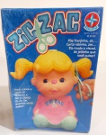 Boneca Zic Zac. da Estrela anos 90 na sua caixa original, lacrada de fábrica! Põe franjinha, zic... Corta rabinho, zac... Ela muda o visual, do jeitinho que você quiser! Tamanho: 16 cm.