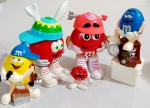 Lote com cinco personagens pequenos MM S colecionaveis. Todos em bom estado.