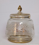 Antiga bomboniere de vidro lapidado com folhas e decorada a ouro, med. 25 x 20 cm.