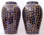 Par de vasos em faiança nacional, manufatura Mauá. Decorado nas cores azul cobalto e marrom, marcado na base. Alt. 56 cm. Diâ. 31 cm. (um dos vasos com pequeno trincado). Estimativa R$ 600,00/R$ 900,00