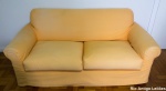 Sofá de dois lugares com capa de tecido na cor amarelo. Med. 166 x 80 x 80 cm.