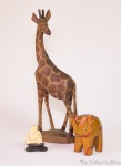 Lote composto de: Escultura africana em madeira, repres. girafa; escultura tailandesa de madeira, repres. elefante e escultura chinesa de marfim, repres. buda. Estimativa R$ R$ 100,00/ R$ 200,00