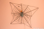 Escultura de bronze, representando teia de aranha, com aranha e mosca. Med. 46 x 62 cm. Estimativa R$ 150,00/ R$ 200,00