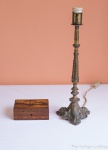Lote composto de: tocheiro de bronze, alt. 44 cm, e pequena caixa de madeira com incrustações de marqueterie, paisagem do Paraná, med. 6 x 14 x 9 cm. Estimativa R$ 100,00/ R$ 120,00