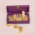 Gracioso jogo de dominó em miniatura, confeccionado em baquelite, caixa original. Peças med. 2 x 1 cm.