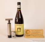 Conjunto para vinho, composto de: termômetro, bomba de ar, tampa em aço e 1 garrafa de vinho Miolo Seleção.
