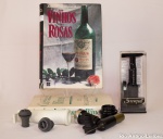 Conjunto para vinho, composto de: saca rolhas e corta capsulas, bomba de ar, tampas e 2 livros; German Wines e De Vinhos e Rosas.