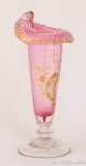 Solifleur no formato de cornucópia em vidro veneziano, na cor rosa, decorado por arabescos em ouro. Pequeno bicado na base. Alt. 23 cm.