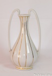 Solifleur Art Deco, de porcelana portuguesa, na cor branca frisada em dourado, manufatura Neto Costa. Alça com trincado. Alt. 22 cm. Estimativa R$ 120,00/ R$ 180,00