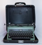 Antiga máquina de escrever, na caixa original, marca Royal - Quit de Luxe.