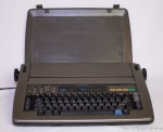 Máquina de escrever eletrônica, marca Panasonic - R330, acompanha 2 caixas de cartuchos.