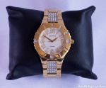 Relógio feminino Technos - Saint Moritz, pulseira de metal dourado e pedrarias brancas, na pulseira e mostrador. Estojo original e segmento para aumentar a pulseira. Funcionando.