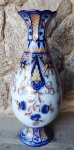 Vaso de faiança portuguesa de Alcobaça policromada nas cores: azul cobalto, amarelo e marrom. Base com antigo restauro. Alt. 52 cm.