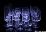 Serviço de taças em demi cristal, composto de: 11 taças de água, 12 taças de vinho tinto, 12 taças de vinho branco, 11 fluts, 11 cálices de licor. Estimativa R$ 500,00/ R$ 700,00