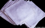 Conjunto de 14 guardanapos grandes em algodão adamascado, med. 44 x 50 cm, contém manchas do tempo.