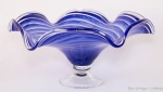 Belo centro de mesa/fruteira alta no tom doublee azul cobalto. Base translúcida, med. 19 x 37 cm.