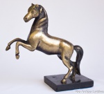 Escultura de bronze patinado, representando "Cavalo empinado", base de mármore negro, med. 26 x 26 cm.