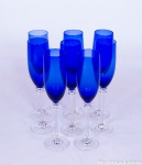 Conjunto de 8 fluts em demi cristal na cor azul cobalto, hastes translúcidas, alt. 26 5 cm.