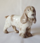 Graciosa escultura de Cão, em porcelana, med. 8 x 11,5 cm.