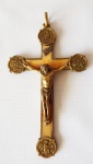 Crucifixo de metal amarelo e baquelite, med. 11,5 x 7 cm.