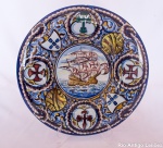 Medalhão de porcelana portuguesa, manufatura de Outeiro - Águeda, decorado com caravela. Diâmetro 35 cm. Estimativa R$ 140,00/ R$ 200,00