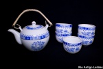Conjunto para chá de ritual japonês, em porcelana nacional, decorado em azul, composto de bule e 5 bowls.