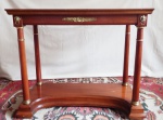 Sofa table em mogno, detalhes de bronze, estilo Império. Med. 82 x 95 x 40 cm. Estimativa R$ 2.000,00/ R$ 3.000,00