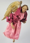 ANJO DA ANUNCIAÇÃO  ESCOLA DE GIUSEPPE SAMMARTINO (17201793) GRANDE E ESPLENDOROSA ESCULTURA NAPOLITANA COM ASAS, PERNAS E BRAÇOS FINAMENTE ESCULPIDOS EM MADEIRA, CORPO ARTICULADO EM ESTOPA E ARAME E MARAVILHOSA  CABEÇA E OMBROS ESCULPIDOS EM TERRACORA POLICROMADA COM EXPRESSIVOS OLHOS EM VIDRO. A BOCA SUAVEMENTE ENTRABERTA COMO QUE A ENTOAR LOUVOR É PRIMOROSAMENTE CONTRUIDA.. OLHAR VÍVIDO, EXPRESSÃO ANGELICAL. CINGE ROUPAS EM CETIM COM PASSAMANARIA EM FIOS DE OURO. INTEGRAVA PRESÉPIO NAPOLITANO SETECENTISTA SENDO UM DOS ANJOS QUE ANUNCIARAM AOS PASTORES O NASCIMENTO DE CRISTO. EXEMPLAR DE ANJOS DE PRESÉPIO NAPOLITANO COMO ESTE INTEGRAM O ACERVO DO METROPOLITAN MUSEUN EM NOVA YORK ( VIDE EM: https://www.metmuseum.org/art/collection/search/120019761?ft=*&pos=16&nextInternalLocale=en&oid=120019761&rpp=20&exhibitionId=%7B11D5F79F-EAE1-4F51-A594-E331B5882169%7D&pg=1). REINO DENÁPOLI, SEC. XVIII. 43 CM DE ALTURA.NOTA:O surgimento do presépio representando a natividade de Cristo começa em 1223 quando São Francisco de Assis realiza a primeira encenação da natividade em Greccio, uma pequena cidade da Itália central. Em 1290, a igreja de Santa Maria Maior, em Roma, foi reformada e instalada ali a Capela do Presépio, que abrigava um grupo esculpido representando o nascimento de Jesus.No mosteiro napolitano de San Giovanni, a Carbonara, em 1484, foi realizado o primeiro presépio com grandes figuras de madeira, no qual apareciam, ao lado da Natividade (nascimento de Jesus), os anjos, os pastores e os reis.Entre 1525-1530, o humanista e poeta Jacopo Sannazaro colocou na cripta de sua igreja panteão, Santa Maria del Parto, um presépio composto de figuras da Virgem Maria, do Menino, de São José e de alguns pastores em madeira, quase em tamanho original, obra do maior escultor napolitano daquele tempo, Giovanni da Nola.No final do século 16, a pintura começou misturar à história sacra elementos extraídos da realidade cotidiana. Pintores napolitanos transformaram pastores do evangelho em camponeses, introduzindo uma visão realística das classes sociais. As figuras do presépio, em Nápoles, continuam até hoje sendo chamadas de pastores.No século 18, o rei de Nápoles, Carlos III, encorajado pelo padre Rocco, seu conselheiro, transformou a realização do presépio numa prática do próprio monarca e da aristocracia. Viu então a cidade desenvolver um refinado artesanato de fabricação de instrumentos musicais, ceramistas, entalhadores, alfaiates dedicando-se com paciência beneditina a reproduzir, em  proporções minúsculas, tudo quanto pode ocorrer na vida de um povo. O rei incentivou a participação dos maiores escultores napolitanos nesse gênero, alcançando resultados muito originais e de grande qualidade.A tradição da ilustração pitoresca dos costumes populares combinou-se com a do panorama e do diorama (quando iluminado na parte superior por luz móvel, e que produz ilusão óptica), criando a encenação do presépio napolitano na qual todos os episódios são coordenados dentro de um cenário que transforma Belém numa vila ideal da província da Itália meridional. Quase uma projeção dos valores da sociedade no plano religioso, o conjunto tornou-se uma marca da vida napolitana.