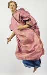 ANJO DA ANUNCIAÇÃO  ESCOLA DE GIUSEPPE SAMMARTINO (17201793) GRANDE E ESPLENDOROSA ESCULTURA NAPOLITANA COM PERNAS E BRAÇOS FINAMENTE ESCULPIDOS EM MADEIRA, CORPO ARTICULADO EM ESTOPA E ARAME E MARAVILHOSA  CABEÇA E OMBROS ESCULPIDOS EM TERRACORA POLICROMADA COM EXPRESSIVOS OLHOS EM VIDRO. A BOCA SUAVEMENTE ENTRABERTA COMO QUE A ENTOAR LOUVOR É PRIMOROSAMENTE CONTRUIDA MOSTRANDO DETALHES MORFOLÓGICOS MINUCIOSOS COMO OS SEUS DENTES. OLHAR VÍVIDO, EXPRESSÃO ANGELICAL. CINGE ROUPAS EM CETIM COM PASSAMANARIA EM FIOS DE OURO. INTEGRAVA PRESÉPIO NAPOLITANO SETECENTISTA SENDO UM DOS ANJOS QUE ANUNCIARAM AOS PASTORES O NASCIMENTO DE CRISTO. EXEMPLAR DE ANJOS DE PRESÉPIO NAPOLITANO COMO ESTE INTEGRAM O ACERVO DO METROPOLITAN MUSEUN EM NOVA YORK ( VIDE EM: https://www.metmuseum.org/art/collection/search/120019761?ft=*&pos=16&nextInternalLocale=en&oid=120019761&rpp=20&exhibitionId=%7B11D5F79F-EAE1-4F51-A594-E331B5882169%7D&pg=1). REINO DENÁPOLI, SEC. XVIII. 42 CM DE ALTURA.NOTA: O primeiro presépio de Nápoles é mencionado em um documento que evoca um presépio na igreja de Santa Maria del presepe em 1205 . Em Amalfi , de acordo com vários fundos, em 1324 já existia a cappella del presepe di casa d'Alagni (capela do presépio da casa de Alagni). Em 1340 , a rainha Sancha (esposa de Roberto I de Nápoles ) ofereceu às Clarissas um presépio para sua nova igreja, da qual sobreviveu a estátua da Virgem hoje no museu de San Martino. Outros exemplos datam de 1478 , com um presépio de Pietro e Giovanni Alemanno do qual doze estátuas chegaram até nós, e o presépio de mármore de 1475 de Antonio Rossellino, visível em Sant'Anna dei Lombardi . No século XV  , surgiram os primeiros escultores de figuras; entre eles os irmãos Pietro e Giovanni Alemanno que em 1470 criaram as esculturas de madeira para a representação da Natividade. Em 1507 , o lombardo Pietro Belverte esculpiu em Nápoles 28 estátuas para os frades de San Dominico Maggiore . Pela primeira vez, o presépio foi adaptado a uma gruta de pedra enriquecida com uma taberna.  Domenico Impicciati foi provavelmente o primeiro a fazer estatuetas de terracota para uso privado, inspirando-se em personagens da corte aragonesa. Em 1534 , chegou a Nápoles, San Gaetano de Thiene que trabalhava para o presépio de Santa Maria Maggiore em Roma . A habilidade de Caetano aumentou a popularidade do presépio e particularmente apreciado foi o construído no Hospital dos Incuráveis. Devemos aos padres escolápios nas primeiras décadas do século XVI , o presépio barroco. As estatuetas foram substituídas por manequins articulados de madeira cobertos com tecidos. Os primeiros manequins napolitanos eram de tamanho humano. O presépio mais famoso foi feito em 1627 pelos Piarists na Duchessa . A igreja piarista desmontava-o todos os anos para voltar a montá-lo no Natal seguinte: era outra inovação porque até então os presépios eram fixos. Em 1640 , graças a Michele Perrone, os manequins mantinham cabeças e membros de madeira, mas eram feitos com uma armação de arame coberta com estopa que dava às estátuas uma aparência mais plástica. No final do século XVII  , nasceu a teatralidade do presépio napolitano, onde se começou a misturar o sagrado ( Sagrada Família , Adoração dos Pastores e dos Magos ) e o profano com personagens do quotidiano.No SÉCULO XVIII  a criação de presépios experimentou uma verdadeira mania e tornou-se também o passatempo preferido da alta aristocracia e da burguesia napolitana que competiam na imaginação para desenvolver cenografias cada vez mais procuradas.  Os presépios tornaram-se mais profanos e os mais importantes contavam com várias centenas de súditos que invadiam os salões e terraços das casas e palácios napolitanos. Rei Carlos III e sua esposa, dizem, dedicava seu tempo livre a isso. Essa paixão pelo presépio em Nápoles suscitou tal frenesi coletivo que envolveu os melhores artistas do século na realização de figuras entre as quais os escultores Matteo Bottiglieri , Lorenzo e Dominico Vaccaro , e sem dúvida o maior escultor napolitano do século XVIII Giuseppe Sanmartino .Naquela época guias de viagem para estrangeiros exaltavam (ou criticavam) a exuberância dos napolitanos pelos presépios. A atenção dos viajantes é atraída não para os presépios apresentados nas igrejas, mas para aqueles feitos com grandes gastos por particulares, nobres e aristocratas. Estão expostas nos seus habitats onde todos podem vir visitá-las durante a época natalícia. As estatuetas (chamadas de pastori em italiano), cuja altura varia de 25  cm a 45  cm , têm rosto modelado em terracota (e não mais em madeira) com olhos de vidro. Os membros são articulados em madeira trabalhada. O corpo é feito de arame de ferro e estopa, ele próprio coberto por roupas. Além do cuidado com as roupas, essas figuras são caracterizadas por uma expressão muito realista. A sua ilusão de paisagem em profundidade resulta de uma hábil mistura da arte da perspectiva e do claro-escuro. É decorado com mercados, pontes, igrejas, fornos, rios... Na segunda metade do século XVIII  , após as escavações arqueológicas realizadas pelo rei Carlos III em Pompéia e Herculano , a caverna tradicional é gradualmente substituída por uma decoração de vestígios com colunas romanas. Em seguida, o registro dos sujeitos se afasta dos textos do Evangelho :  ali se integram cenas emprestadas da vida cotidiana com personagens como o jovem Procidienne , o nobre, o camponês, o bócio ou o inchado, o taberneiro com os banqueteiros, as crianças, os sapateiros, os vendedores de toldos , os tocadores de museta, os trompetistas... A representação de alimentos e animais também é documentada com grande precisão. Uma das mais importantes coleções de presépios napolitanos do mundo está no Bayerisches Nationalmuseum em Munique . A maior parte da coleção vem da coleção particular de Max Schmederer. Muitos presépios napolitanos também podem ser encontrados no museu de San Martino com talvez o mais famoso dos presépios barroco-rococó, chamado "de Cuciniello", legado ao museu em 1879 , então a coleção Perrone composta de anjos inteiramente em terracota esculpidos pelos mais famosos artistas napolitanos da época de ouro. Também estão em exibição o presépio Ricciardi centrado na Adoração dos Magos, o presépio Sartorius em açúcar representando um templo pagão em Paestum, o delicado presépio em coral, prata e cobre, testemunho da virtuose ( saber-fazer) dos artesãos sicilianos de Trapani no século XVIII  , e um presépio microscópico modelado em estuque em casca de ovo doado em 1942 por De Renzis di Montanaro. O Hôtel d'Agar em Cavaillon apresenta, a cada inverno, cerca de uma centena de estatuetas napolitanas dos séculos XVIII e XIX  , juntamente com uma coleção de pinturas napolitanas dos séculos XVII e XVIII  . Os proprietários revisitam a tradição napolitana abrindo sua mansão particular e convidando artistas contemporâneos a resgatar a história dessas estatuetas.