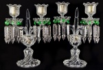 BACCARAT  MODELO BAMBOU  PAR DE REQUINTADOS CANDELABROS EM CRISTAL DA MANUFATURA DE BACCARAT. DOTADOS DE DOIS BRAÇOS SEPARADOS POR ELEGANTE LANÇA SÃO REMATADOS POR LUMINESCENTES PINGENTES SERRILHADOS TRANSLÚCIDOS COM FEITIO DE PRISMAS QUE PENDEM DE CRISTAIS VERDE ESMERALDA, LAPIDADOS COMO DIAMANTES. A BASE É CONSTRUÍDA EM SUAVE TORCEIL. FRANÇA, SEC. XIX. 33 CM DE ALTURA