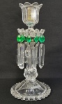 BACCARAT   COM MARCA DA MANUFATURA RELEVADA. REQUINTADO CASTIÇAL EM CRISTAL DA MANUFATURA DE BACCARAT. REMATADO POR PINGENTES  TRANSLÚCIDOS COM FEITIO DE PRISMAS QUE PENDEM DE CRISTAIS VERDES LAPIDADOS COMO DIAMANTES. FRANÇA, SEC. XIX. 26 CM DE ALTURA (PEQUENOS BICADOS E UMA FALTA NOS PINGENTES)