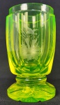 IMPÉRIO AUSTRIACO  PRECIOSO GOBLET EM CRISTAL NA TONALIDADE VERDE URALINA DE FEITIO FACETADO DA MANUFATURA DE FRANZ XAVER RIEDEL (1830-1848). EXUBERANTES E MAGNIFICAS RESERVAS COM CENAS DE FLORESTAS E ANIMAIS SELVAGENS. A PARTE INFERIOR DA BASE É LAPIDADA EM ESTRELA. BOHEMIA, IMPÉRIO AUSTRO HÚNGARO, PRIMEIRA METADE DO SEC. XIX. NOTA: O vidro de urânio tornou-se popular em meados do século XIX, sendo o seu período de maior popularidade entre as décadas de 1880 e 1920. O primeiro grande produtor de itens feitos de vidro de urânio é comumente reconhecido como o austríaco Franz Xaver Riedel . Riedel foi um prolífico soprador de vidro de urânio em Unter-Polaun (hoje Dolni Polubny ), Boêmia , de 1830 a 1848. Durante o início do século XIX, os fabricantes de vidro da Europa Central começaram a usar o urânio como uma boa forma de fazer vidro amarelo e verde. Em 1789, Martin Klaproth, na Alemanha, reconheceu pela primeira vez o urânio como um elemento químico e diz-se que o adicionou ao vidro como corante. Mas foi apenas 50 anos mais tarde que os fabricantes de vidro da Boémia, em busca de novas cores num mercado altamente competitivo para o vidro, começaram a utilizar urânio. A Boémia tornou-se parte do Império Austríaco com o acordo de paz de 1815, após as guerras napoleónicas, e o comércio de vidro prosperou em condições pacíficas até à década de 1850. Esta área que contava com inúmeras vidrarias naquele período, está agora dividida entre a República Checa, a Áustria e a Alemanha. A coisa mais surpreendente sobre o vidro fluorescente ou de urânio é que ele é radioativo. Se você aplicar um contador Geiger, obterá uma leitura positiva. Se você acender uma luz ultravioleta sobre ele, obterá um brilho verde fluorescente, como na imagem acima. Mas os níveis não são, de forma alguma prejudiciais. Duas libras de óxido de urânio eram normalmente adicionadas a cerca de 184 libras de outros constituintes. Testes conduzidos por Jay Glickman (relatados em seu livro "Yellow-Green Vaseline: A Guide to the Magic Glass") e testes separados por Frank Fenton, da Fenton Glass, mostraram que os níveis de radiação mesmo de grandes quantidades de vidro de urânio de perto não são mais prejudiciais do que aqueles associados a televisores ou fornos de microondas. Mesmo assim ao incidir  "luz negra" sobre o vidro de urânio, o objeto ficará lindamente fluorescente. Quando adicionado ao vidro, geralmente como óxido, o urânio produz cores que variam do âmbar, passando por todos os tons de amarelo, até o verde maçã brilhante, dependendo da mistura de vidro. Quando adicionado a uma mistura de vidro com um teor muito elevado de chumbo (mais de 70% de óxido de chumbo), produz uma cor vermelha profunda (no entanto, não é uma proposta comercial prática).