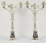 PRATA DE LEI DE LEIPZIG - REINO DA SAXÔNIA - FAUSTOSO PAR DE CANDELABROS REVERSÍVEL PARA CASTIÇAL DE MESA DE BANQUETE  EM PRATA DE LEI ESTILO E ÉPOCA NAPOLEÃO BONAPARTE. MARCAS DE CONTRASTE PARA A CIDADE DE LEIPIZIG, REINO DA SAXÔNIA, PRIMEIRA DÉC. DO SEC. XIX (1801-1810).  BASE TRÍPODE ONDE SE APOIAM CAPRICHADOS PÉS DE GARRA. ELEGANTE PLATEAU FACETADO COM LAURÉIS SUSTENTA O FUSTE QUE CULMINA NA BOBECHE DO CASTIÇAL ONDE SE  INTRODUZ A "GALHADA" DO CANDELABRO COM TRÊS BRAÇOS. ESSA GALHADA SE PUXADA FAZ COM QUE OS CANDELABROS  TRANSFORMEM-SE EM CASTIÇAIS DE BANQUETE. OS TRÊS LUMES DO CANDELABRO TEM FEITIO DE TROMPAS. ELEGANTE E MAGNIFICO CONJUNTO! MUITOS ELEMENTOS NAPOLEÔNICOS SÃO APRESENTADOS NESSES CANDELABROS, A DECORAÇÃO MALMAISON E OS LAURÉIS SÃO PRESENTES MARCANTES NESSA VIRTUOSA PRODUÇÃO. CURIOSO PENSAR QUE FOI JUSTAMENTE EM LEIPIZIG POUCOS ANOS DEPOIS DA EXECUÇÃO DESSES CANDELABROS QUE NAPOLEÃO BONAPARTE FOI DERROTADO NA GUERRA. DAS NAÇÕES.  ALEMANHA, CIRCA DE 1810. 47 CM DE ALTURA. 1875 GNOTA: "A Batalha das Nações ocorreu em outubro de 1813, opondo as tropas francesas comandadas por Napoleão Bonaparte à chamada Sexta Coalizão, uma união militar entre Prússia, Áustria, Rússia e Suécia, daí o nome de Batalha das Nações. Ocorrida em Leipzig, na atual Alemanha, a derrota de Napoleão na Batalha das Nações iniciou a queda do imperador francês.Um ano antes, as tropas francesas haviam sofrido uma importante derrota para o exército russo. Com o revés de Napoleão, os países defensores do Antigo Regime resolveram se unir para acabar com o poderio conquistado pelo general francês na Europa. As tropas aliadas eram comandadas pelo marechal de campo austríaco, o príncipe Karl-Philipp Schwarzenberg, nos três dias de batalhas em Leipzig e arredores.A Batalha de Leipzig, como também ficou conhecida, durou de 15 a 18 de outubro de 1813, com as cavalarias e infantarias das nações aliadas atacando duramente o exército francês. Estima-se que cerca de 500 mil combatentes de ambos os lados participaram da Batalha das Nações, possivelmente a maior batalha da história até aquele momento. Morreram cerca de 100 mil pessoas, sendo que outros milhares delas se feriram ou contraíram doenças, principalmente o tifo. Corpos foram enterrados em valas comuns mesmo depois de meses após o fim da batalha.""Com a impossibilidade de conter o ataque das tropas aliadas, em 19 de outubro, Napoleão Bonaparte ordenou a retirada das tropas francesas em direção ao Oeste, abrindo caminho para que a Sexta Coalizão entrasse em território francês e chegasse à capital do país, Paris, em março de 1814. Com a derrota e o avanço das tropas aliadas, Napoleão foi obrigado a se exilar na ilha de Elba.A Batalha das Nações suscitou ainda a preocupação com o grande número de mortos que as guerras estavam alcançando. Essa preocupação levou ainda à tentativa de se buscar soluções diplomáticas antes de se partir para os confrontos bélicos. Não que isso iria acabar com as guerras, talvez apenas postergá-las, em alguns casos.Outra consequência da Batalha das Nações foi a formação do Congresso de Viena, cuja principal função foi criar as condições para impedir o avanço dos ideais e instituições da Revolução Francesa, realizar a defesa do Antigo Regime e a redefinição das fronteiras na Europa.A Batalha das Nações é comemorada anualmente na Alemanha, fazendo parte da construção da identidade nacional, sendo apontada como um embrião do processo de Unificação da Alemanha."