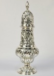 PRATA DE LEI INGLESA VITORIANA-  MUITO GRANDE  SUGAR CASTER, FINALIZADOR PARA SOBREMESAS A MESA QUE POLVILHA AÇÚCAR DE CONFEITEIRO. CONSTRUIDO EM PRATA DE LEI. MARCAS DE CONTRASTE PARA CIDADE DE CHESTER, LETRA DATA 1898 (REINADO DA RAINHA VICTORIA). PRATEIROS GEORGE NATHAN E RIDLEY RAYES. ESSE GRANDE E BELO SUGAR CASTOR CHAMA ATENÇAO PRINCIPALMENTE PELO GRANDE TAMANHO.O CORPO TEM MAGNIFICAS ROCIALLES VEGETALISTAS RELEVADAS. O USO DESSE REQUINTADO ACESSÓRIO DE MESA CAIU NO GOSTO  DA MESA VITORIANA COM A ADOÇÃO DO AÇUCAR EM PÓ COMO ALTERNATIVA PARA OS CUBOS. ANTES DESSE PERÍODO O OS CASTORS ERAM EMPREGADOS PARA DISPENSAR PIMENTA NAS REFEIÇÕES. PEÇA PARA COLECIONADOR! INGLATERRA, SEC. XIX. 30 CM DE ALTURA.