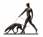 RAYMOND LÉON RIVOIRE (1884-1966) DIANE ET LEVRIER (DIANA E O GALGO). LINDA ESCULTURA EM BRONZE ESTILO E ÉPOCA ART DECO REPRESENTANDO DIANA CONDUZINDO UM CÃO CAÇADOR DA RAÇA GALGO. ASSINADA R. RIVOIRE E MARCA DE FUNDIÇÃO SUSSE FRÉRES/PARIS E SUSSF=ED=PARIS. TAMBÉM MARCADA NA LATERAL FRANCE. ESSA ESCULTURA TEM ESTILO DECORATIVO REQUINTADO. ESTÁ REPRODUZIDA NA PAGINA 365 DO LIVRO ESCULTURA ART DECO DE ALAIR DUNCAN, CITADELLES & MAZENOD.  VIDE NOS CRÉDITOS EXTRAS DESSE LOTE IMAGEM DO SALÃO DO TRANSATLANTICO FRANCÊS LATLANTIQUE QUE POSSUIA EM SEU GRANDE SALÃO UMA ESCULTURA DIANE ET LEVRIER DE RAYMOND RIVOIRE. EXEMPLARES DA DIANA E RIVOIRE SÃO VENDIDAS EM IMPORTANTES LEILÕES INTERNACIONAIS VIDE EM: https://www.bonhams.com/auction/28572/lot/1204/raymond-leon-rivoire-1884-1966-femme-au-levrier/ QUANDO UMA ESCULTURA COMO ESSA FOI APREGOADA POR VALOR APROXIMADO DE  R$ 50.000,00. FRANÇA, DEC. 1930. 38 X 36 CM. NOTA: Raymond Léon  RIVOIRE  1884-1966 (França)  foi aluno de Injalbert nas Belas Artes de Paris, expôs no Salão dos Artistas Franceses em 1905. Recebeu medalha de prata em 1921  e de ouro em 1929. Expôs na França e no exterior (Londres, Roma, Buenos Aires). Ele fez um bronze para o transatlântico Normandie representando Netuno puxado por um cavalo marinho (desaparecido no incêndio do navio em Nova York em 1942), cuja segunda cópia ainda adorna uma fonte em Cannes. Outra de suas principais obras é Diana and the Greyhound, também conhecida como Artemis. Tal como  no Normandie, uma cópia monumental desta estátua foi entronizada na sala do transatlântico L'Atlantique. Memórias dispersas da obra foram encontradas durante a demolição que se seguiu a este incêndio. Os desenhos podem ser encontrados em diversos museus (Museu do Louvre, Museu Newark (Nova Jersey, Estados Unidos), bem como no Museu Cusset, que abriga muitas de suas produções. Foi nomeado cavaleiro da Legião de Honra em 29 de dezembro de 1932 e condecorado em 13 de janeiro de 1933 por Jean Gautier, Diretor Adjunto do Conservatório Nacional de Artes e Ofícios. No final da vida, foi pensionista de Ris-Orangis, casa de repouso dos artistas fundada por Dranem.