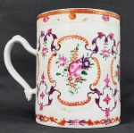 COMPANHIA DAS INDIAS REINADO QIANLONG  (1735 - 1796) - GRANDE MUG EM PORCELANA COMPANHIA DAS INDIAS COM ESMALTES DA FAMÍLIA ROSA. ELEGANTES MOLDURAS EM ROUGE DE FEUR COM RESERVAS FLORAIS.. ESSAS COLOSSAIS CANECAS EM PORCELANA CIA DAS INDIAS ERAM PRODUTOS DE EXPORTAÇÃO PARA O MERCADO EUROPEU NÃO PARA ATENDER A DEMANDA DOS CONSUMIDORES DE CAFÉ, OS MUGS DA COMPANHIA DAS INDIAS FORAM FEITOS PARA TOMAR CERVEJA E ERAM INDISPENSÁVEIS EM CELEBRAÇÕES DE GRANDE ESTILO PARA OS POUCOS COM RECURSOS PARA OS ADQUIRIR PORQUE ERAM INCRIVELMENTE CAROS. CHINA, SEC. XVIII. 12 X 13 CM