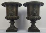 ELEGANTE PAR DE VASOS EM BRONZE ESTILO MÉDICE -  BORDA COM GOMADOS E CORPO DECORADO COM CONCHEADOS. EXEMPLAR FUNDIÇÃO! EUROPA, SEC .XIX. 30 X 24 CM