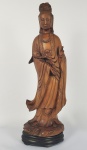 GUANYIN GRANDE ESCULTURA EM MADEIRA DE ROSEIRA REPRESENTANDO FIGURA DE GUANYIN SOBRE DRAGÃO ADORMECIDO. EXCEPCIONAL REPRESENTAÇÃO COM VIRTUOSA QUALIDADE ESCULTÓRICA. CHINA, SEC. XIX. 48 CM DE ALTURA