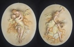 VENUS E ADONIS  GRANDES E MAGNIFICAS PLACAS EM PASTA DE PORCELANA COM SUAVE COLORAÇÃO. IMPECÁVEISE BELISSIMAS. APRESENTAM A REPRESENTAÇÃO DO EPISÓDIO MITOLÓGICO DA PAIXÃO DE VENUS POR ADONIS IMORTALIZADA TAMBEM NA OBRA DE WILLIAN SHEAKSPEARE. EM UMA DELAS VENUS É REPRENTADA COM UMA NINFA SEGURANDO UMA TOCHA, UM DE SEUS ATRIBUTOS E COM UMA ESTRELA ARRANJADA ENTRE SEUS CABELOS. NA OUTRA PLACA A DEUSA ENTREGA-SE A ADONIS SUPLICANDO-LHE QUE A BEIJE. PEÇAS DE COLEÇÃO MAGNIFICAS. ALEMANHA, INICIO DO SEC XX. 36 CM DE ALTURANOTA: Brincando, certo dia, com seu filho Cupido, Vênus feriu o peito em uma de suas setas. (Se alguém fosse ferido pela flecha de Cupido, ou Eros ou Amor, apaixonava-se pela primeira pessoa que visse). Afastou a criança mas a ferida era mais profunda do que pensara. Antes de curá-la, Vênus viu Adônis, e apaixonou-se por ele. Já não se interessava por seus lugares favoritos: Pafos, Cnidos e Amatos, ricos em metais. Afastava-se até mesmo do céu, pois Adônis lhe era mais caro. Seguiu-o, fez-lhe companhia. Ela, que gostava de se reclinar à sombra, sem outras preocupações a não ser a de cultivar seu encantos, anda pelos bosques e pelos montes, vestida como a caçadora Diana, chama seus cães e caça lebres e cervos, ou outros animais fáceis de caçar, abstendo-se, porém, de perseguir os lobos e os ursos, rescendendo ao sangue dos rebanhos. Também recomenda a Adônis que tenha cuidado com tão perigosos animais. -Sê bravo com os tímidos. A coragem contra os corajosos não é segura. Evita expor-te ao perigo e ameaçar minha felicidade. Não ataques os animais que a natureza armou. Não aprecio tua glória ao ponto de consentir que a conquistes expondo-te assim. Tua juventude e a beleza que encanta Vênus não enternecerão os corações dos leões e dos rudes javalis. Pensa em sua terríveis garras e em sua força prodigiosa! Odeio toda a raça deles. Queres saber porque? E, então, contou a história de Atalanta e Hipómenes, que ela transformara em leões, para castigo da ingratidão que lhe fizeram. Tendo feito essa advertência, Vênus subiu ao seu carro, puxado por cisnes, e partiu através dos ares. Adônis, porém, era demasiadamente altivo para seguir tais conselhos. Os cães haviam expulsado um javali de seu covil e o jovem lançou seu dardo, ferindo o animal de lado. A fera arrancou o dardo com os dentes e investiu contra Adônis, que virou as costas e correu; o javali, porém, alcançou-o, cravou-lhe os dentes no flanco e deixou-o moribundo na planície. Vênus, em seu carro puxado por cisnes, ainda não chegara a Chipre, quando ouviu, cortando o ar, os gemidos de seu amado, e fez voltar para a terra os corcéis de brancas asas. Quando se aproximou e viu, do alto, o corpo sem vida de Adônis, coberto de sangue, desceu e curvando-se sobre ele, esmurrou o peito e arrancou os cabelos. Acusando as Parcas, exclamou:  Sua ação, porém, constituiu um triunfo parcial. A memória de meu sofrimento perdurará e o espetáculo de tua morte e de tuas lamentações, meu Adônis, será anualmente renovado. Teu sangue será mudado numa flor; este consolo ninguém pode negar-me.Assim falando, espalhou néctar sobre o sangue e, ao se misturarem os dois líquidos, levantaram-se bolhas, como numa lagoa quando cai a chuva, e, no espaço de uma hora, nasceu uma flor cor-de-sangue, como a da romã. Uma flor de vida curta, porém. Dizem que o vento lhe abre os botões e depois arranca e dispersa as pétalas; assim é chamada de anêmona, ou flor-do-vento, pois o vento é a causa tanto de seu nascimento como de sua morte.