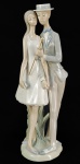 LLADRO   MODELO 4598  NAMORADOS -  ESCULTOR JULIO FERNADEZ  - LINDA ESCULTURA EM PORCELANA APRESENTANDO CASAL DE NAMORADOS  VESTIDOS A  MANEIRA DOS ANOS 30. O HOMEM COM SAPATOS BICOLORES E CHAPÉU SEGURA BENGALA COM PÉROLA NA EXTREMIDADE A GUIZA DE CASTÃO. BELISSIMA E IMPECAVEL . PEÇA PARA COLECIONADOR! MARCAS SOB A BASE .ESPANHA. 37 CM DE ALTURA