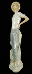 LLADRO    JOVEM CAMPESINO (CEIFADOR DE TRIGO)   MODELO  01014581 -  DESIGNER FULGENCIO GARCIA, ANO DE 1970  MUITO GRANDE ESCULTURA EM PORCELANA REPRESENTANDO CAMPESINO SEGURANDO CEIFADOR EM UM CAMPO. IMPECÁVEL! MARCAS DA MANUFATURA SOB A BASE .ESPANHA, SEC. XX. 41,5 CM DE ALTURA.