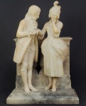 GIUSEPPE GAMBOGI  (PISA , 1862 - FLORENÇA , 1938 )  ENAMORADOS  ASSINADA PELO ARTISTA - LINDA ESCULTURA EM ALABASTRO REPRESENTANDO CASAL EM CENA DE GALANTEIO VESTIDOS A MANEIRA DIRETÓRIO (FINAL DO SEC. XVIII). O CASAL É APRESENTADO JUNTO A MURETA COM COLUNAS EM BALAÚSTRE.. ITÁLIA, SEC. XIX/XX. 65 X 45 X 26,4 CM (dois dedos com discreto bicado) NOTA: De origem pisana, mudou-se para Florença no final do século XIX. Aqui, junto com seus filhos Mario e Gastone, realizou uma oficina de escultura por várias décadas, localizada na Via Cimarosa, no bairro de San Jacopino. O laboratório, que também contava com uma grande clientela estrangeira (como atestam as esculturas que surgiram no mercado internacional de antiguidades ainda nos últimos tempos), realizava esculturas em mármore, alabastro e bronze, entre elas Salomé , Cleópatra , Alegoria da Música , Mulher com um cão , Amor , Namoro . Escultor serial, criador de um gosto oscilante entre o realismo umbertino e a decoração da liberdade , o orientalismo e o gosto sentimental, sua obra mais reproduzida é O encontro de Dante e Beatrice , placa de antimônio feita para a editora Convalle de Florença. Baseado na famosa pintura de 1883 do pintor inglês pré- rafaelita Henry Holiday. Uma dessas versões etá inclusive Museu Dante em Ravenna. As suas obras testemunham o fascínio da Belle Époque pela forma humana idealizada, associada a temas melancólicos e por vezes exóticos.  Suas obras estão em museus de todo mundo