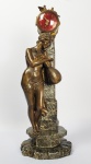 LK BREVETI  LINDO RELOGIO ESCULTURAL COM MOSTRADOR ESMALTADO APRESENTANDO PERSONAGEM FEMININA EM BRONZE SEGURANDO BANDOLIM. A FIGURA RECOSTA-SE EM COLUNA DE GRANITO QUE SUSTENTA O RELÓGIO TAMBÉM EM BRONZE ENCIMADO POR DOIS PÁSSAROS REPRESENTANDO PAIXÃO. O MOSTRADOR DO RELÓGIO É EM ESMALTE VERMELHO. PEÇA MAGNIFICA! EUROPA, SEC. XIX OU INICIO DO XX. 47 CM DE ALTURA