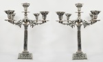 PORTENTOSO PAR DE CANDELABROS EM METAL ESPESSURADO A PRATA REVERSIVEL PARA CASTIÇAIS DE MESA DE BANQUETE. ELEGANTE ESTILO VICTORIANO. DOTADO DE QUATRO BRAÇOS E CINCO LUMES. A "GALHADA" AO SER RETIRADA TRANSFORMA OS CANDELABROS  EM GRANDES CASTIÇAIS. FUSTE COM FEITIO DE COLUNAS JONICAS E LAURÉIS EM RELEVO. BASE EM PLATEAU. BRAÇOS TAMBÉM TEM FEITIO DE PINÁCULO DE COLUNAS GRECO ROMANAS. EUROPA, FINAL DO SEC. XIX. 46 CM DE ALTURA