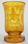 IMPÉRIO AUSTRÍACO - BELO GOBLET EM CRISTAL AMBAR PRIMOROSAMENTE LAPIDADO COM RESERVAS CONTENDO CASTLO E LEVBRE CORRENDO EM FLORESTA. TAMBÉM RESERVAS EM ROCAILLE. IMÉRIO AUSTRÍACO, SEGUNDA METADE DO SEC. XIX. 12 CM DE ALTURA (INFIMA ESBEIÇADELA)