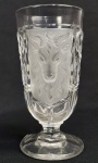 LINDO GOBLET EM VIDRO ARTÍSTICO SATINE DECORADO COM RESERVA CONTENDO CABEÇA DE CARNEIRO  RELEVADA SOBRE ESCUDO.  FRANÇA, INICIO DO SEC. XX. 14 CM DE ALTURA