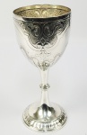 GRANDE TAÇA EM PRATA DE LEI  COM MARCAS DE CONTRASTE 833 E PRATEIRO REBOUÇAS. BELA DECORAÇÃO DE INSPIRAÇÃO ART NOUVEAU COM ROCAILLES E ELEMENTOS VEGETALISTAS. BRASIL, MEADOS DO SEC . XX. 21 CM DE ALTURA.  270 G