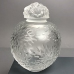 LALIQUE "BOITE À THÉ KATI" - LINDO  TEA CADDIE (Caixa PARA Chá ) EM Cristal LALIQUE MODELO KATI. OUTRA COMPOSIÇÃO DE QUATRO FLORES DE CHÁ COBRE A TAMPA.  EDIÇÃO LIMITADA . ASSINADO SOB A BASE. FRANÇA, SEC. XX. 14 X 9 CM