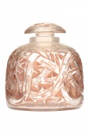 RENE LALIQUE  GRANDE FRASCO DE PERFUME MODELO  EPINES  MODELO 591- CRIADO POR VOLTA DE 1920 CATALOGO RAISONNE PAG 343). EPINES QUE EM FRANCÊS SIGNIFICA ESPINHOS, ESTE MODELO COMPREENDE UMA GARNITURE COM QUATRO TAMANHOS DIFERENTES DE PERFUMEIRO. ESTA EM PREGÃO É A MAIOR COM 13 X 10 CM.  A TAMPA TEM FEITIO DE CAMPANULA, TODO O CORPO É DECORADO EM RELEVO REALÇADO EM BRUN. ASSINADO SOB A BASE R. LALIQUE FRANCE. FRANÇA, DEC. XX. (internamente a rolha tem um bicado que é invisível no exterior do frasco.