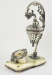 BELA LUMINÁRIA COM  DESK CLOCK COM ESTRUTURA EM PRATA DE LEI CONTRASTE JAVALI. FEITIO DE LANTERNA QUE PENDE DA BOCA DE DOPHIM O RELOGIO É DA MARCA GLOBO DE MANUFATURA ALEMÃ. ASSENTE SOBRE BASE EM ONIX FIXADA EM MOLDURA DE PRATA REMATADA POR PARAFUSOS DE FIXAÇÃO COM FEIITO DE FLORES. PORTUGAL, INICIO DO SEC. XX. 34 CM DE ALTURA